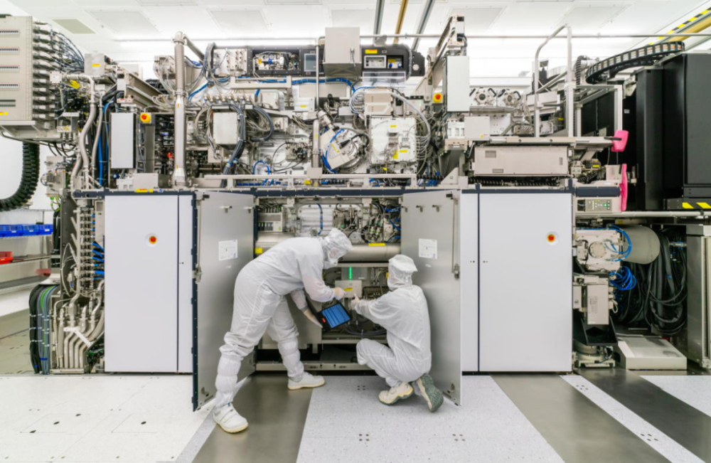ASML Cleanroom Engineers assembling an EUV system 1